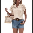 thumbnail image 3 of Blusa con Bordado de Ojales para Mujer, Cuello en V, Botones, Corta con Volantes y Detalle de Corte. Albaricoque L, 3 of 10
