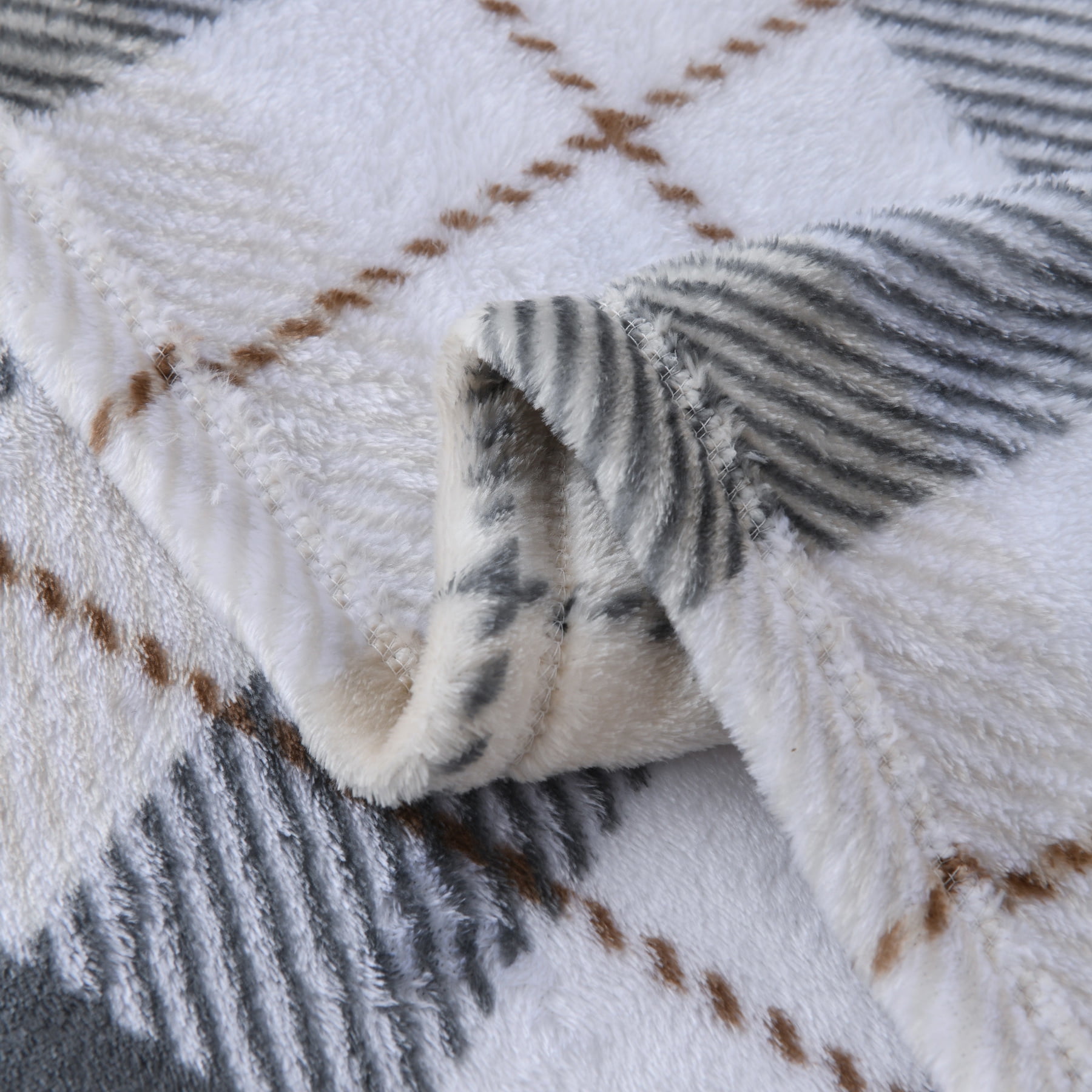Mainstays Super Soft Plush Blanket, Brown Plaid, Twin, Adult/Teen