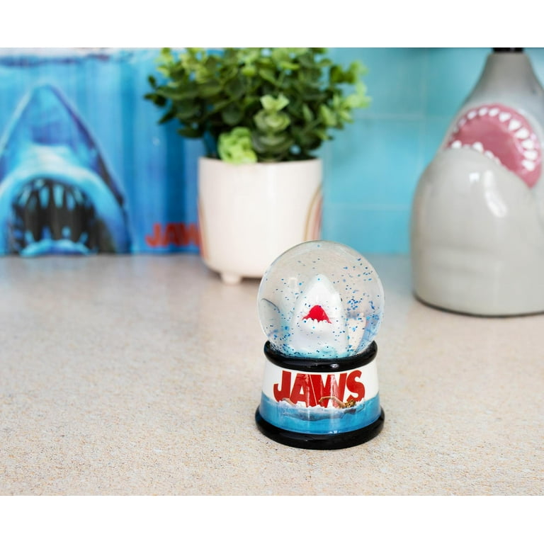 Silver Buffalo SVB-W1404JT-C JAWS Light-Up Mini Snow Globe Silver Buffalo SVB-W1404JT-C JAWS Light-Up Mini Snow Globe