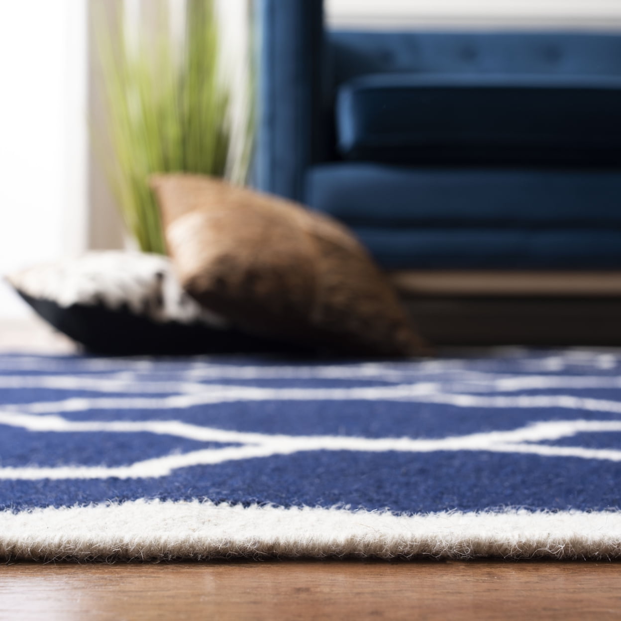 SAFAVIEH Dhurrie Toby Geometric Moroccan Wool Runner Rug, Navy/Ivory, 2'6" x 6'