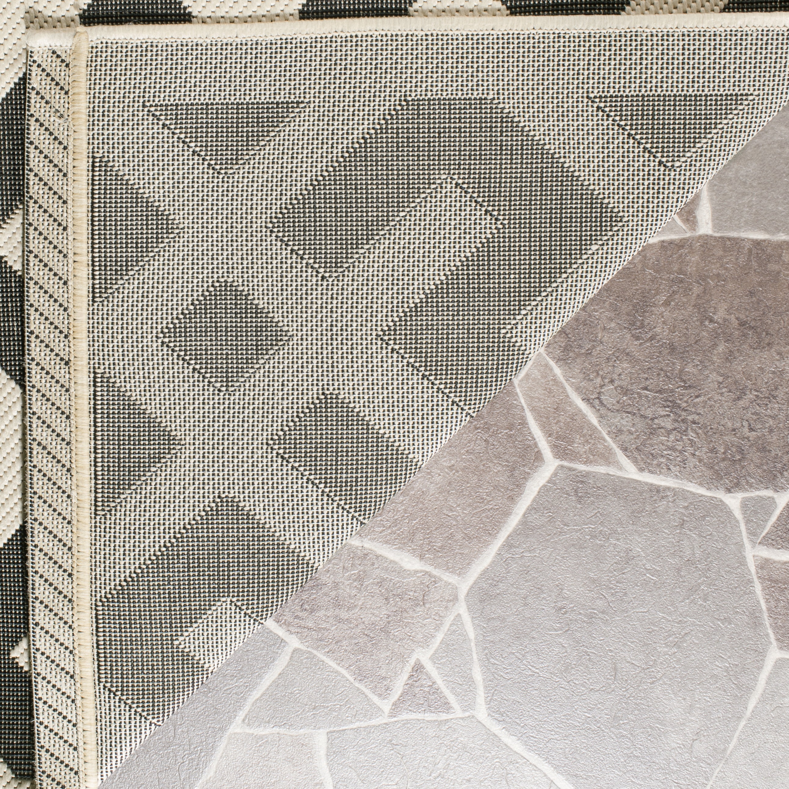 Safavieh Courtyard Alvin Geometric Indoor/Outdoor Area Rug, Black/Beige, 7'10" x 7'10" Round