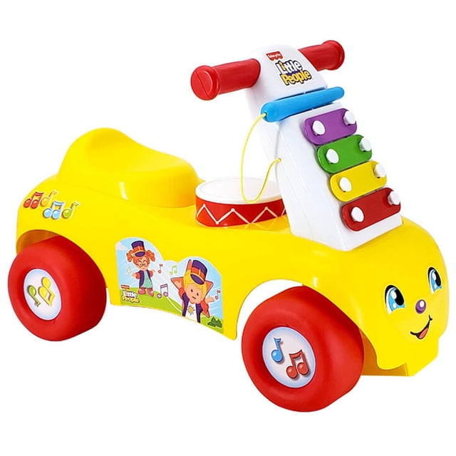 carrito montable musical fisher price aventura con xilofono didáctico para niños jakks pacific amarillo correpasillos con asiento integrado y mango frontal rojo, xilófono de cinco teclas de colores montado en la columna, tambor central pequeño y ruedas rojas con calcomanías musicales; laterales con ilustraciones infantiles; adecuado para practicar coordinación motora durante el juego.