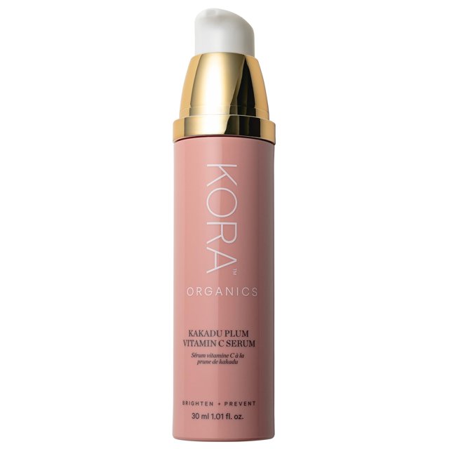 sérum facial kora organics kakadu plum vitamina c 30 ml Frontal de botella cilíndrica rosa salmón con dispensador tipo pump blanco y cuello metálico dorado, marca KORA en vertical y texto 'Kakadu Plum Vitamin C Serum', capacidad 30 ml impresa en la base, sobre fondo blanco; formulado para iluminar y mejorar el tono de la piel, a menudo usado antes de la crema hidratante por la mañana.