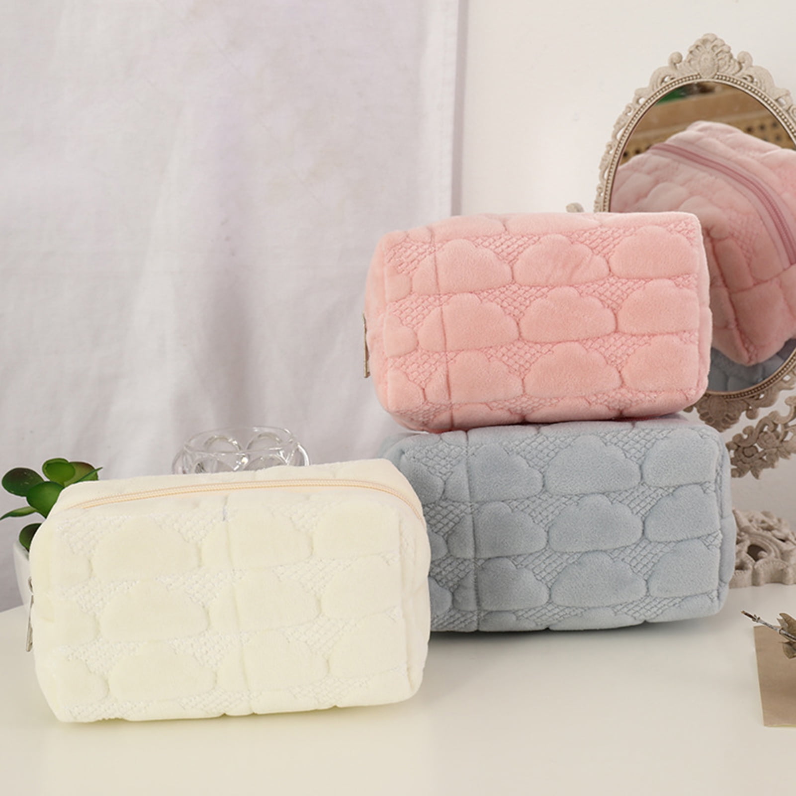 Makeup Bag High Capacity Comfortable Touch Dust-proof Portable Cloud Shape Soft  Plush Cosmetic Handbag for Daily Use,White 