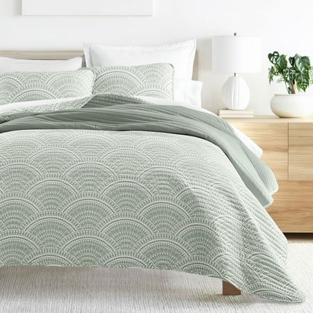 Noble Linens Eucalyptus 3 Piece Scallop Reversible Microfiber Quilt Set, Queen / Full