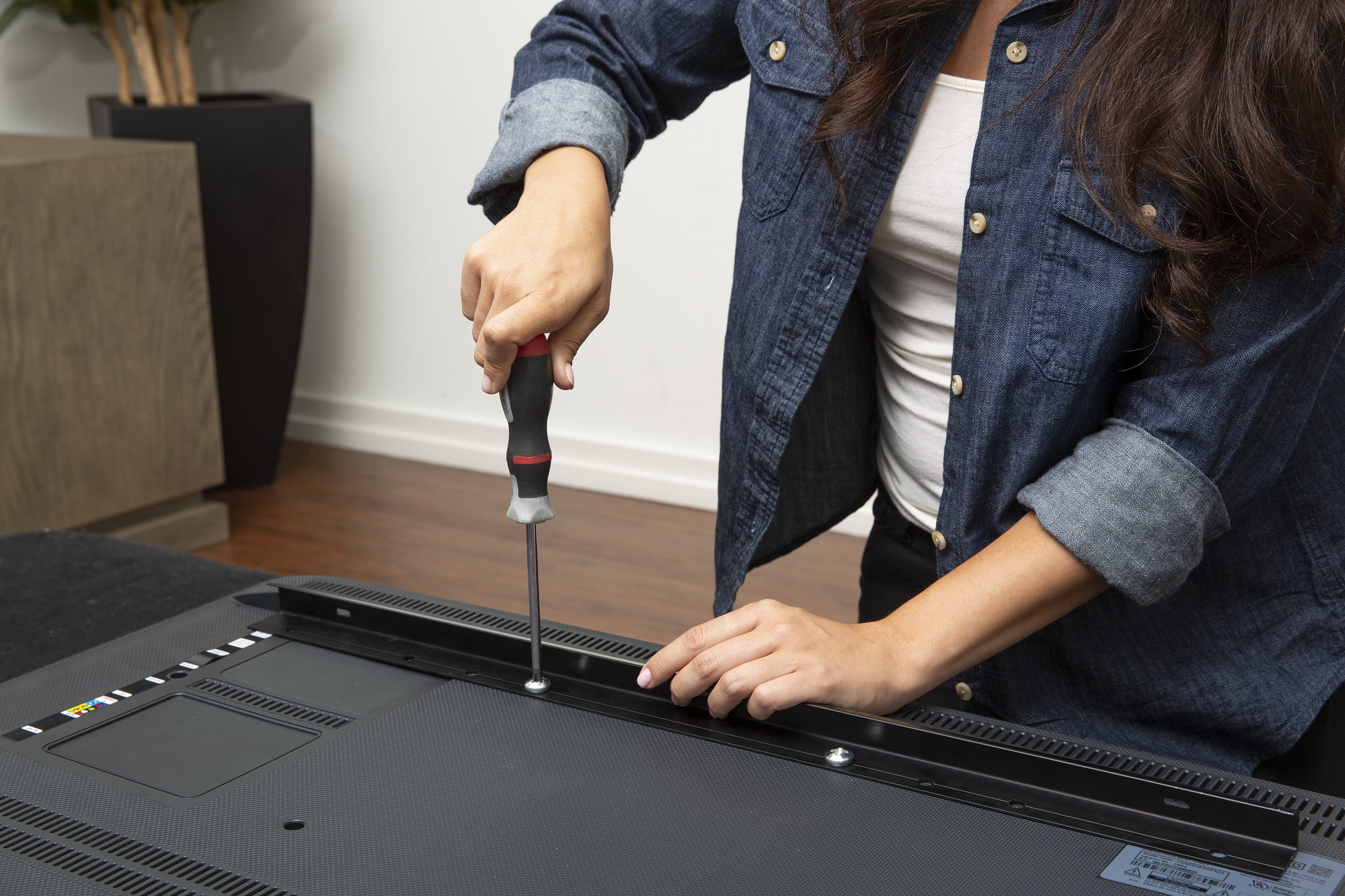 Hangman All Surface TV Hanger - Fits Screens 32"-80" - Works in All Surfaces, No Studs, No Anchors Required