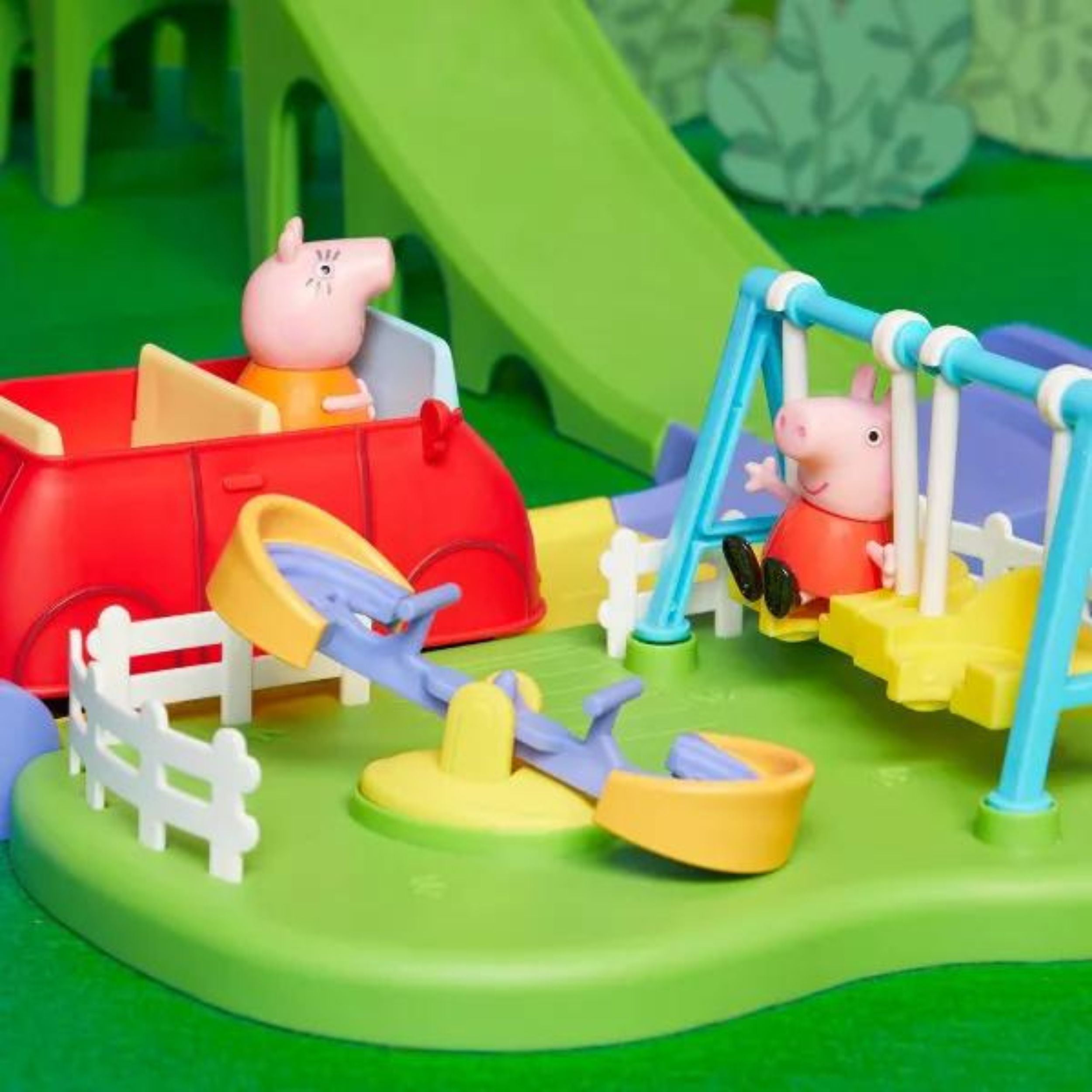 Peppa Pig All Around Peppa's Town Set with Adjustable Track Aged 3+