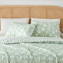 Great Bay Home Green Seashell Microfiber Reversible Quilt Set With Shams (Twin, Large Seashells)