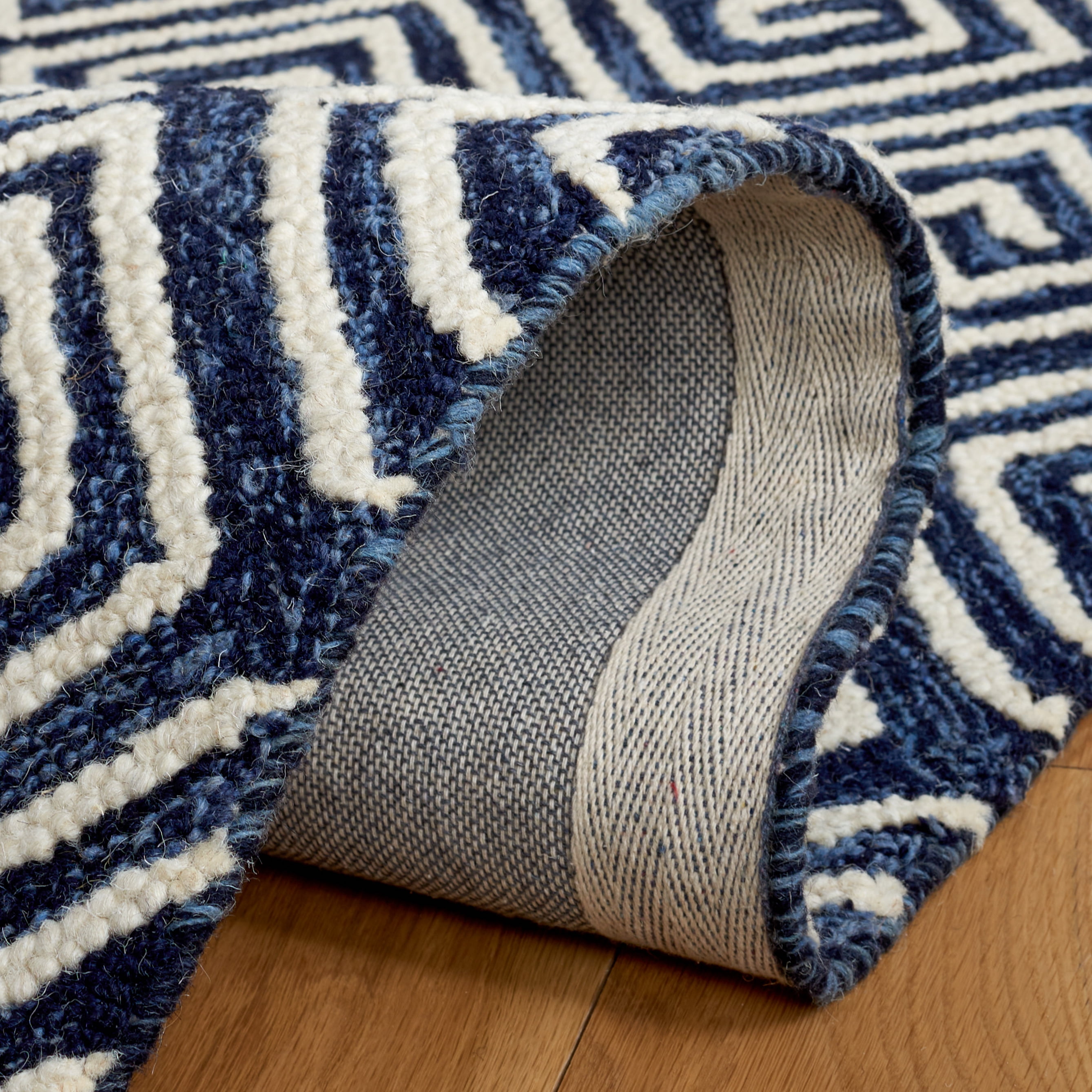 SAFAVIEH Metro Lauressa Geometric Area Rug, Navy/Ivory, 6' x 6' Round