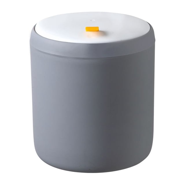 bote de basura botes de basura para escritorio con tapas botes de basura automotrices bote de basura pequeño mini bote de basura para escritorio bote de basura para escritorio bote de basura gris compacto de plástico con tapa blanca de presión y pestillo amarillo, vista frontal centrada del cilindro liso; para escritorio, tocador o automóvil y útil como soporte para plumas o para guardar pequeños desechos y artículos de oficina.
