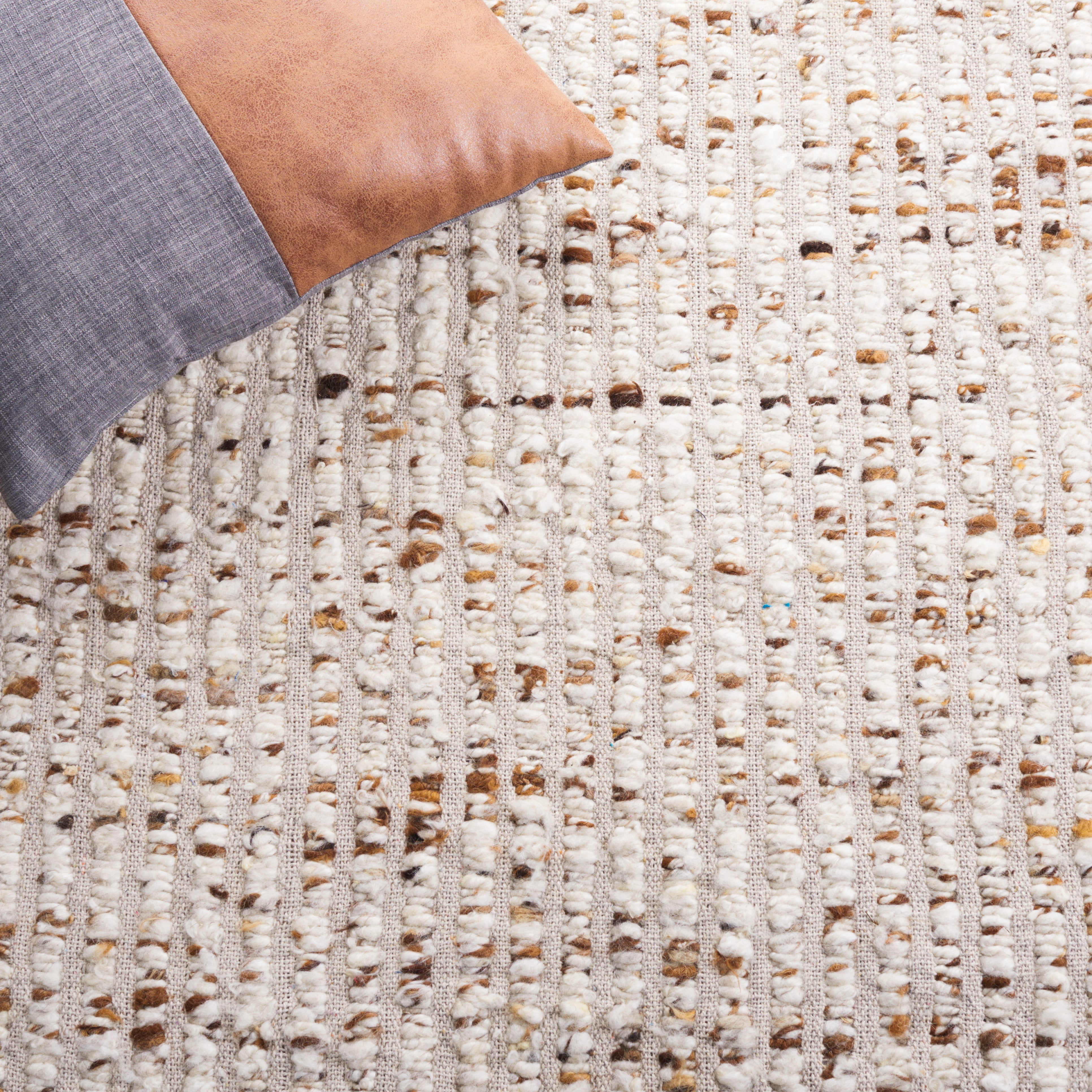 SAFAVIEH Natura Edith Distressed Area Rug, Ivory/Beige, 4' x 6'