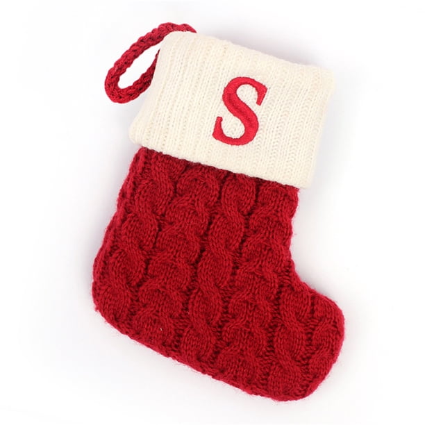 Medias navideñas personalizadas con letras del alfabeto: calcetines de dulces festivos con lazo para colgar, ideales para decorar el árbol y regalar en las fiestas.