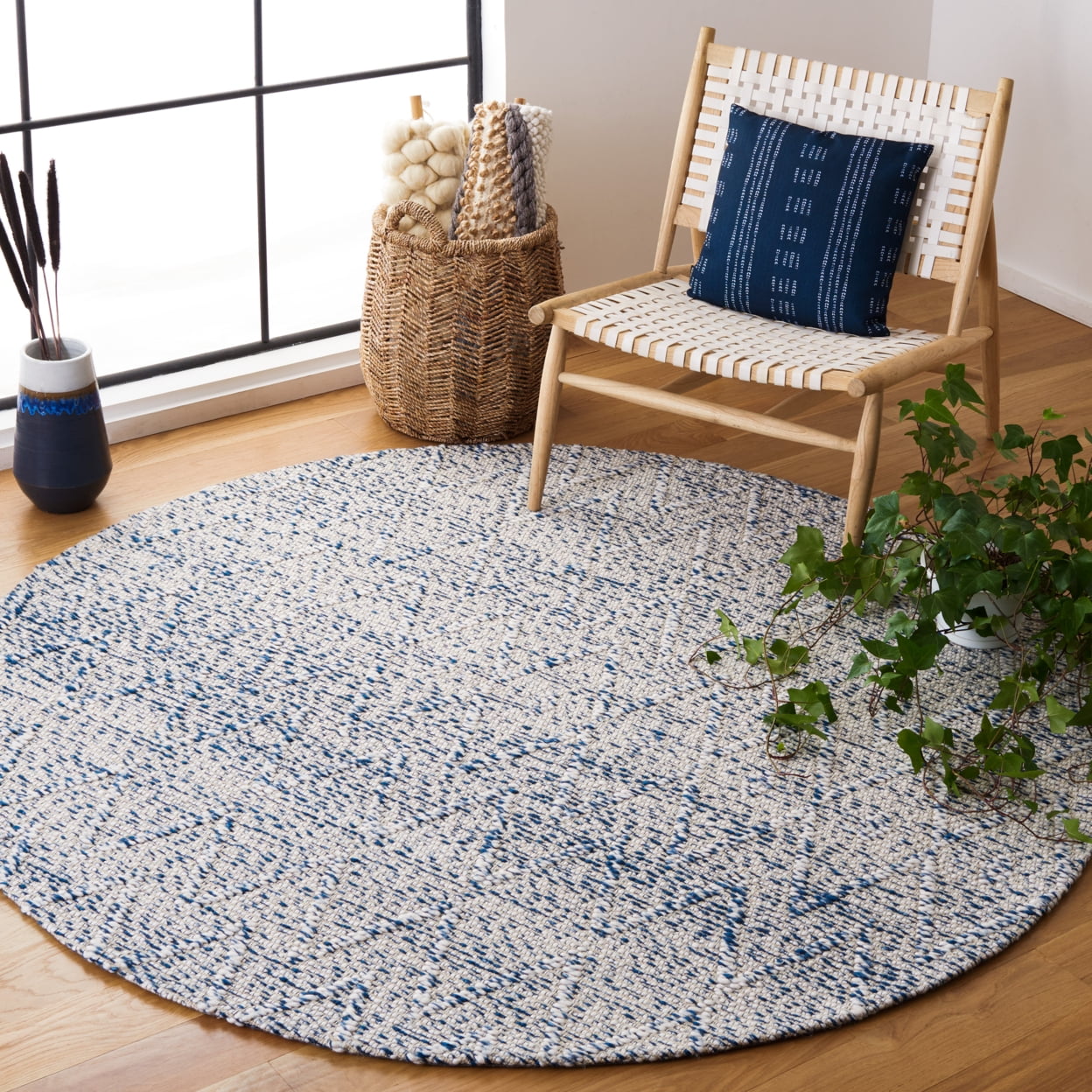 SAFAVIEH Marbella Ciannait Distressed Area Rug, Blue/Ivory, 3' x 5'