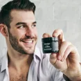 thumbnail image 2 of Crema hidratante facial revitalizante para hombres con aloe vera, ácido hialurónico y té verde; cuidado facial hidratante para todo tipo de piel, 2 onzas líquidas; organizadores de maquillaje., 2 of 6