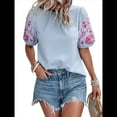 thumbnail image 2 of Blusas Texturizadas con Bordado Floral para Mujer, Cuello Redondo, Corta Abullonada, Informales, Holgadas, Lisas, Bordadas, Azul, L, 2 of 10