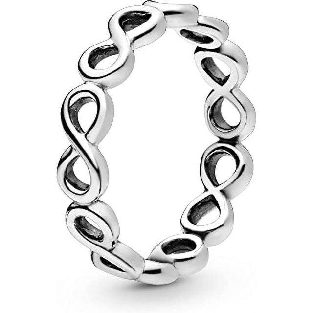 joyería - anillo infinito simple - regalo para ella - plata de ley er Anillo de plata color blanco con eslabones repetidos en forma de infinito, vista frontal centrada en primer plano que muestra el aro completo con acabado pulido y huecos en cada figura; a menudo usado como anillo de moda y símbolo de unión.