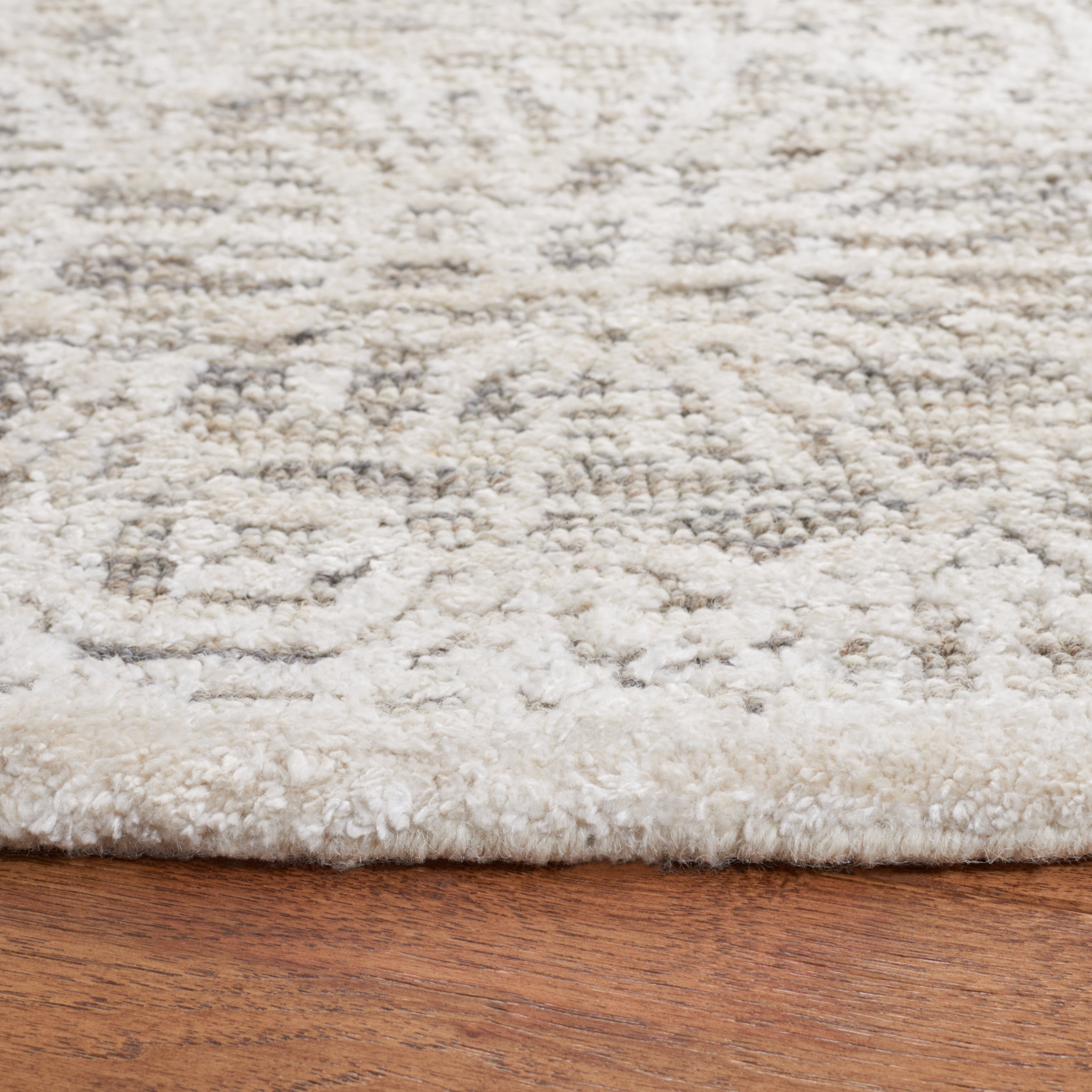 SAFAVIEH Precious Charla Quatrefoil Area Rug, Grey/Ivory, 6' x 6' Round