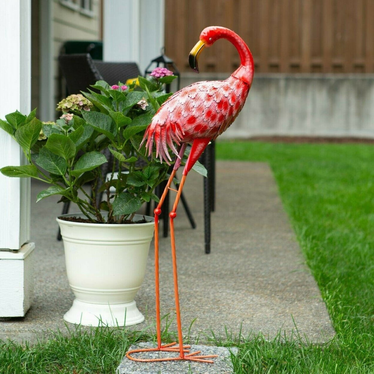 Home Decorative Bright Flamingo Yard Art - Looking Back