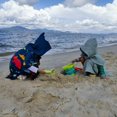 thumbnail image 4 of Poncho con capucha Towel Athaelay para niños, diseño de dinosaurios azul marino, 4 of 6
