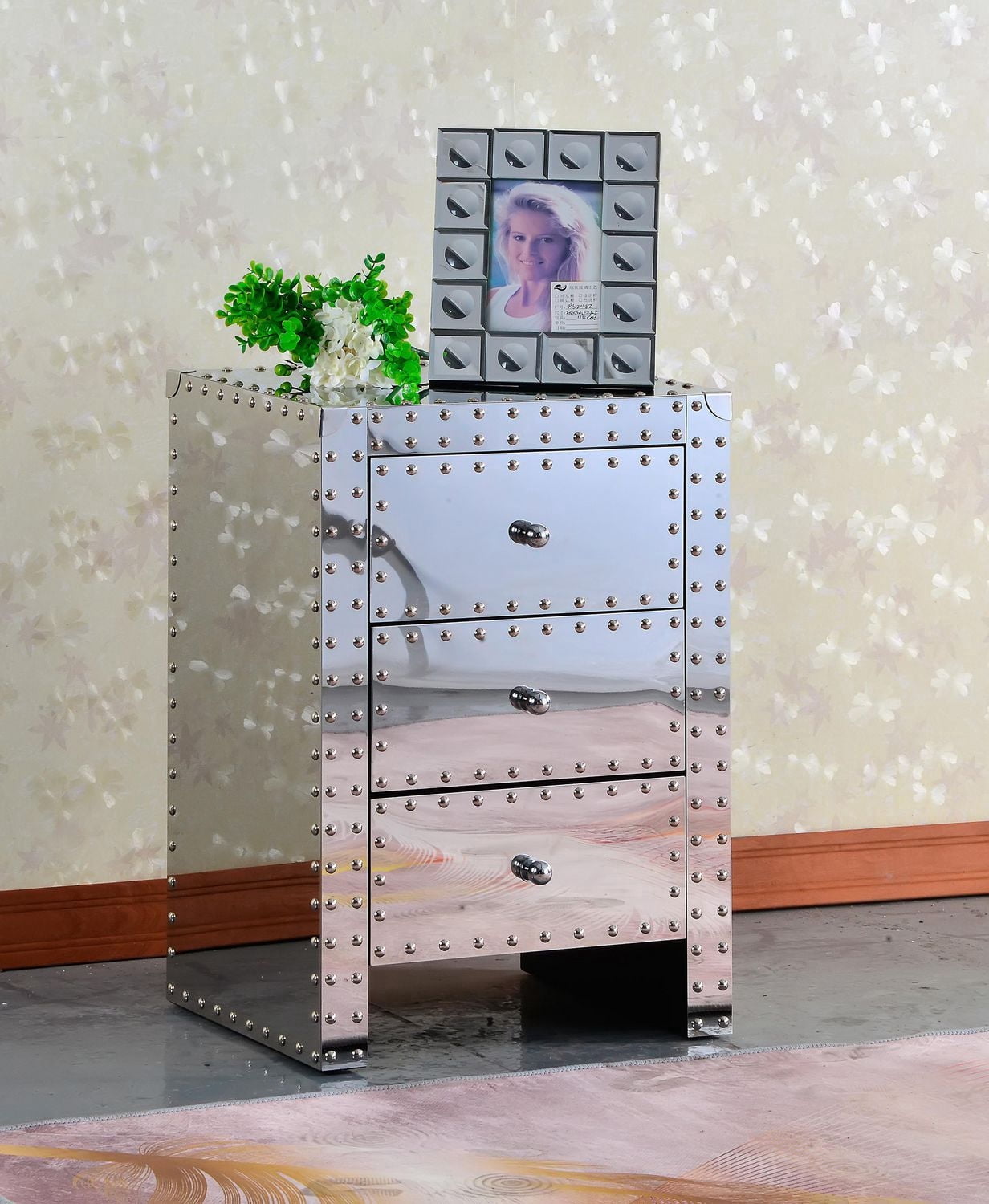 Stainless Steal Nightstand, mirrowed , 3 drawers. Ideal for Living Rooms and Bed Rooms.