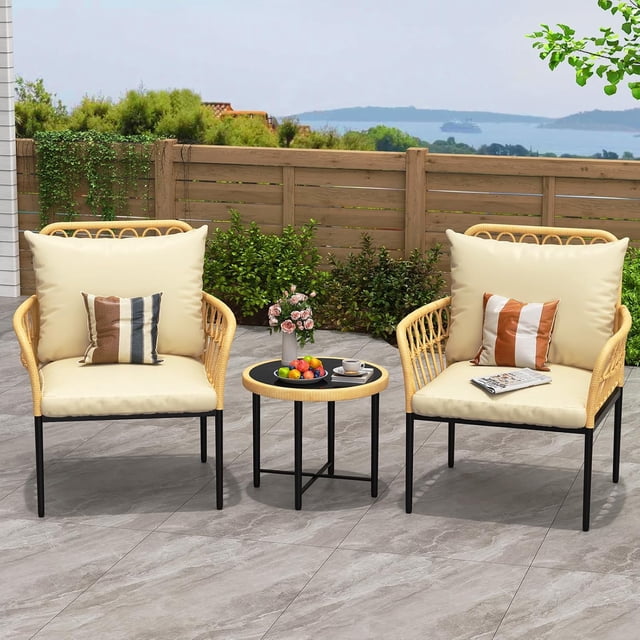 Beige rattan 3 - piece outdoor patio bistro set con cushions: weather - resistant pe wicker y glass - top coffee mesa. lightweight, compact balcony muebles para garden o poolside