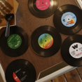 thumbnail image 4 of Posavasos para Discos de Vinilo, Juego de 6 Piezas, Diseño Retro de Discos de CD, Vinilo Antideslizante, para café, té, Cerveza, Vino, hogar y Bar (6 Piezas), 4 of 5