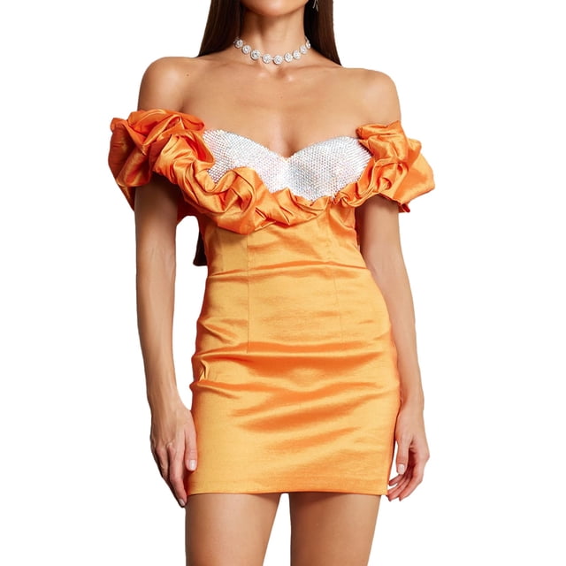 Vestido BELLA BARNETT con hombros descubiertos y diamantes de imitación naranja satinados