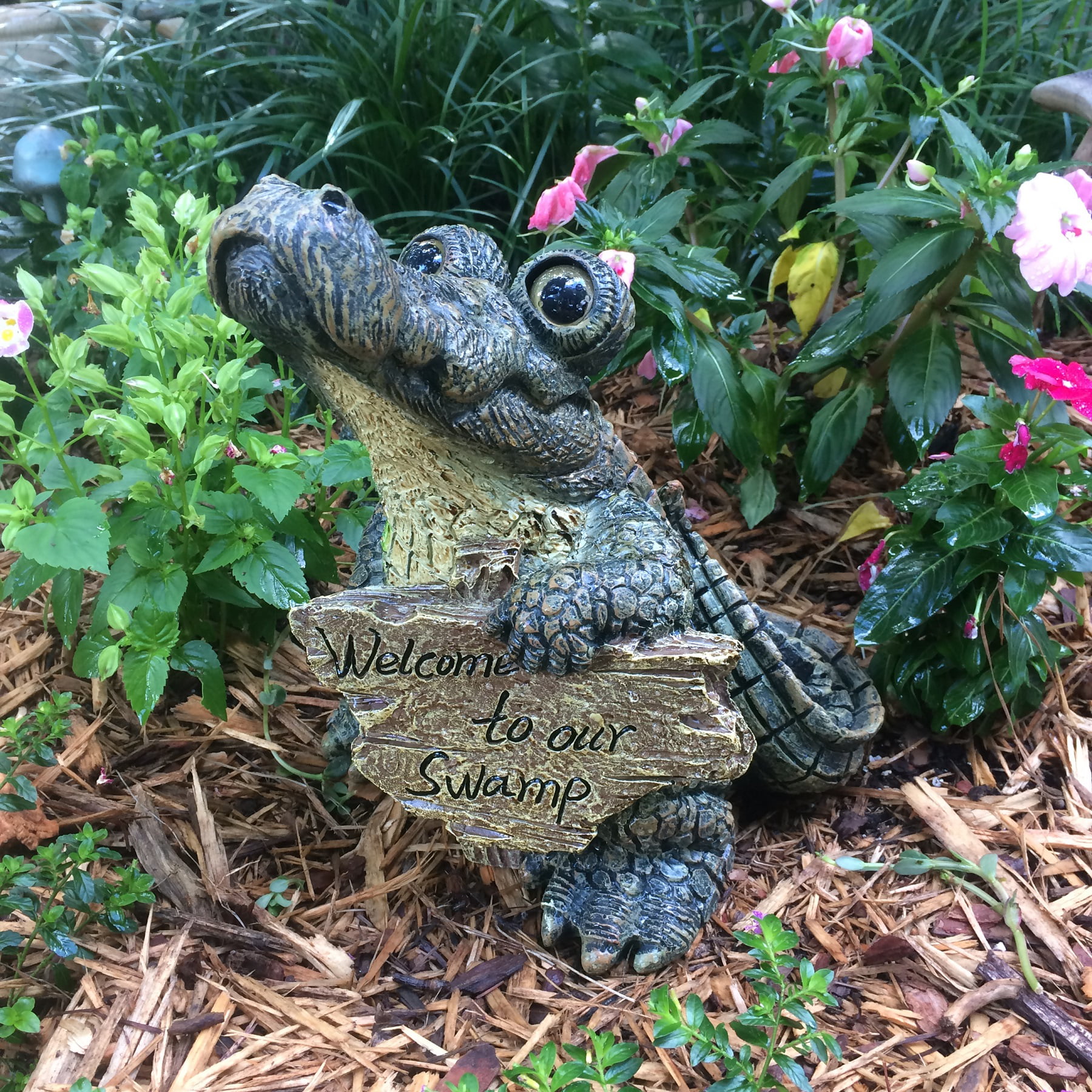 Homestyles Toad Hollow Large Standing Gator with Welcome to our Swamp  Sign Alligator Beach Garden Statue 11H 
