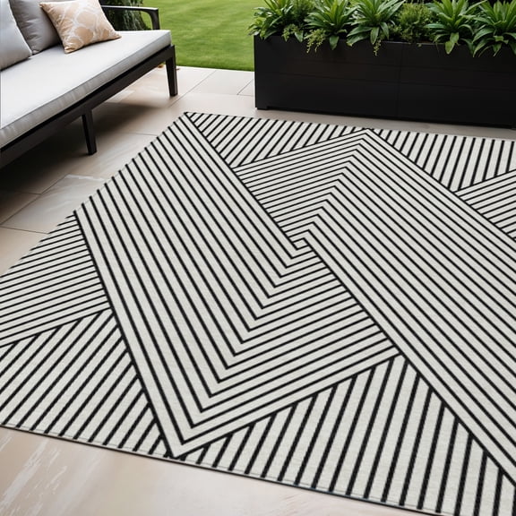 HomeRoots 612161 5 x 8 ft. White & Black Geometric Washable Indoor & Outdoor Rectangle Area Rug