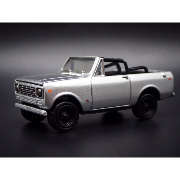 (Open Box) 1978 78 INTERNATIONAL SCOUT II SILVER 1:64 SCALE DIORAMA DIECAST MODEL CAR