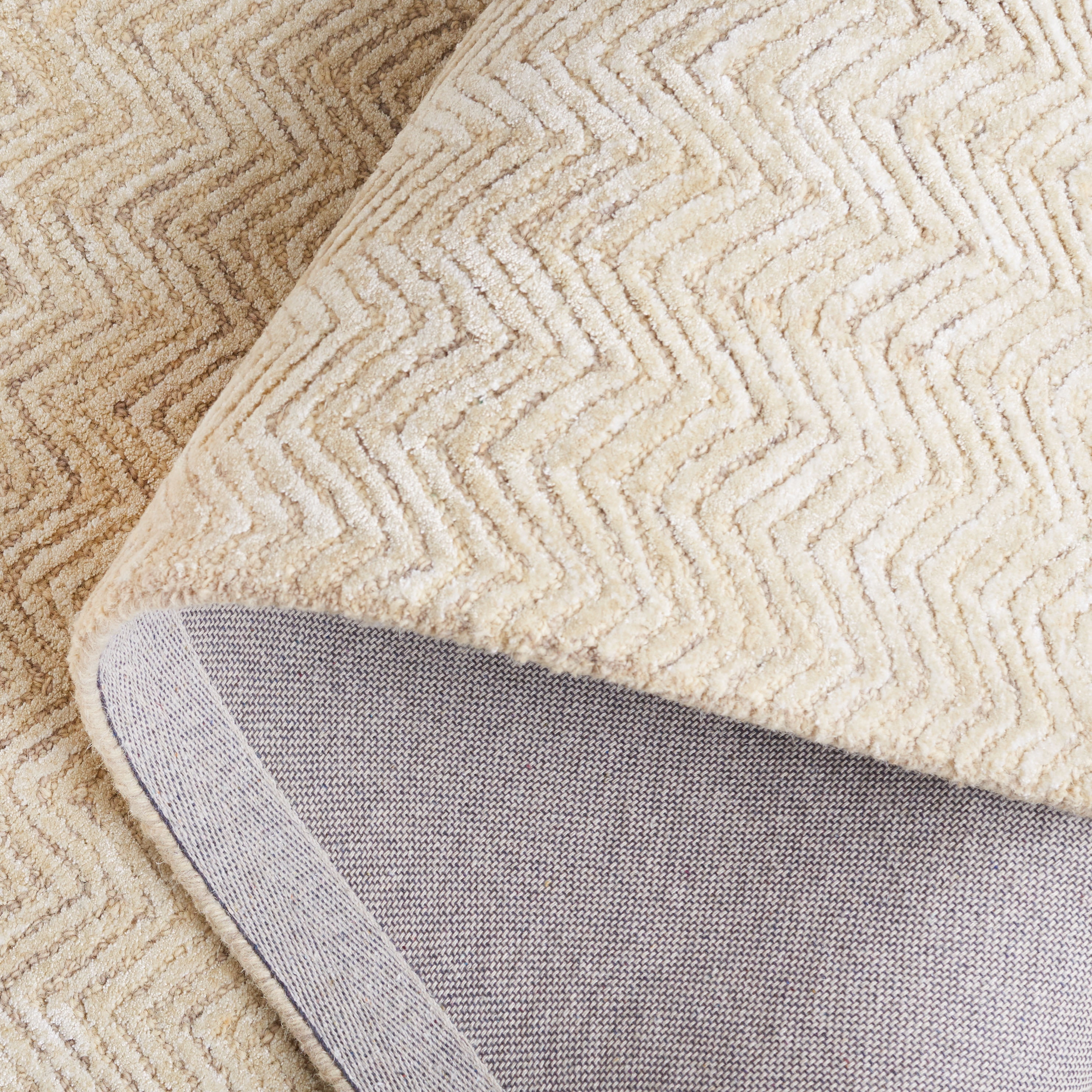 SAFAVIEH Glamour Flanagan Wavy Striped Area Rug, Gold/Ivory, 5' x 8'