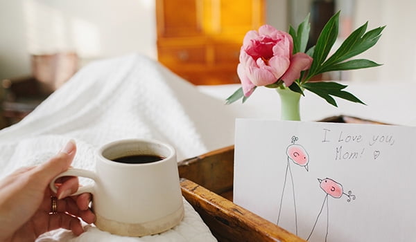 Homemade Mothers Day Card Ideas Mom reading homemade Mother's Day Card
