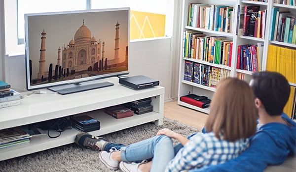 37344-140591_tech_tvbuyguide_600x350 TV buying guide - couple sitting on a couch watching a movie on their HD TV