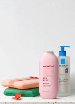 Method and La Roche-Posay body wash paired with folded washcloths.