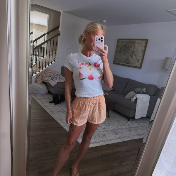 Photo from @itsmarnielizabeth handle, with 2 products.