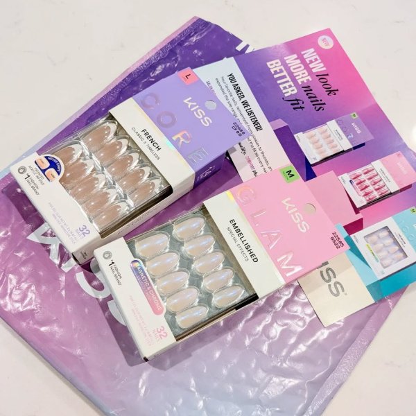 Photo from @shinygirlari handle, with 2 products.