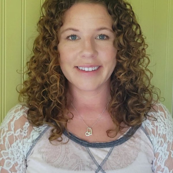 Photo from @lifeoffinecurls handle, with 2 products.