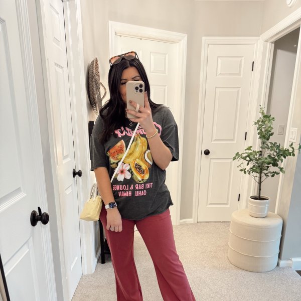 Photo from @hollylikestoshop handle, with 2 products.