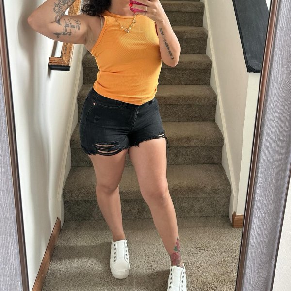 Photo from @thekaylahamilton handle, with 1 product.