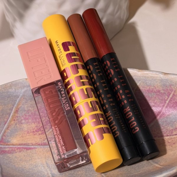 Photo from @miami_beauty_reviews handle, with 2 products.