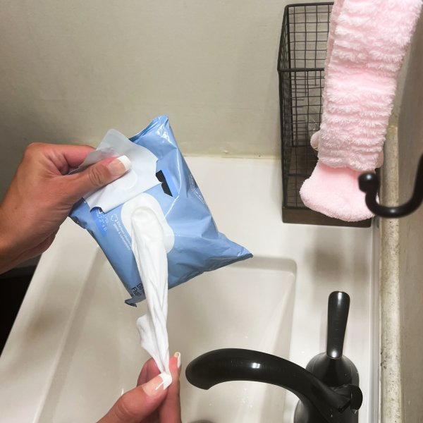 Olay Cleanse Makeup Remover Wipes Rose Water, 25 count