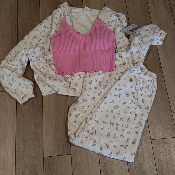 Photo from @vmaturino handle, with 3 products.