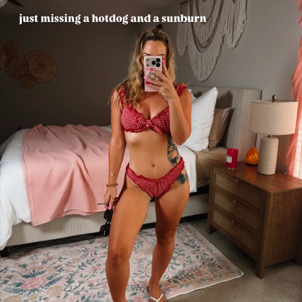 Photo from @hollllynoel handle, with 2 products.