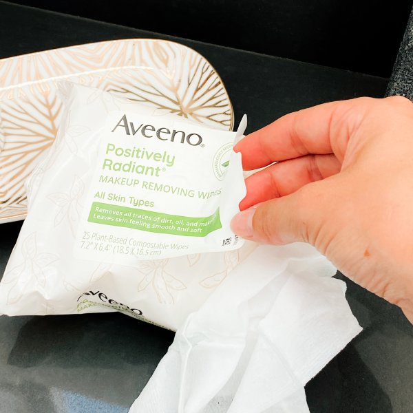 Aveeno Daily Moisturizing Facial Cleanser with Soothing NonGMO Oat