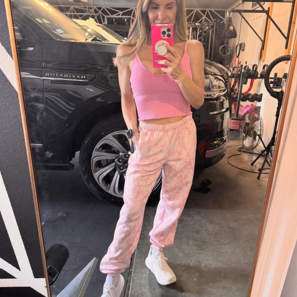 Photo from @danaleigh26 handle, with 2 products.