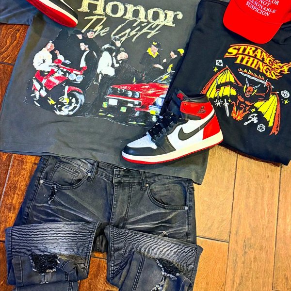 Photo from @dippedinbutter1990 handle, with 2 products.