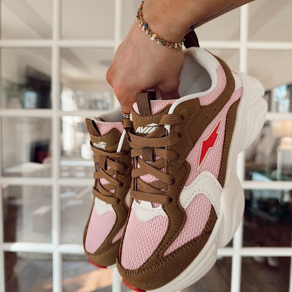 Photo from @hannaehenderson handle, with 1 product.