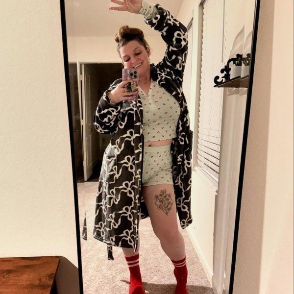 Photo from @savage_beauty_19 handle, with 2 products.