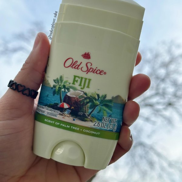 Photo from @makeuplover.saba handle, with 1 product.