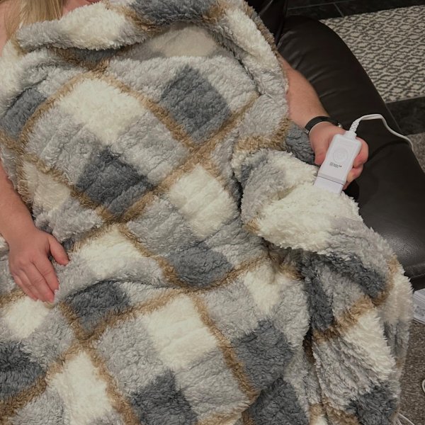 Photo from @freesamplekingofchicago handle, with 1 product.